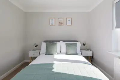 Image de Little Blue - 2 Bedroom Apartment next to Chichester Canal
