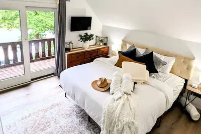 Image de Family-Friendly Lakefront - 4br/4ba + Game Room, Paddleboard, Kayak & Canoe