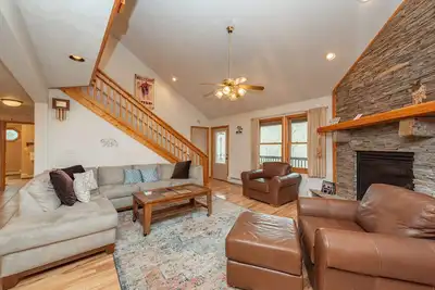 Image de New! Knotty Bear Cabin: Lake Area, Dogs Welcome, Hot Tub, Fire Pit!