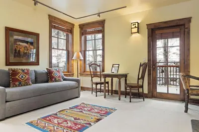 Image de Outpost: Grand View 5020s - Close to Town