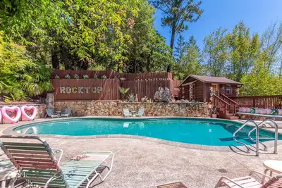 Image de Rocktop Lodge ~ Riverfront Lodge with hot tub, great views. private pool
