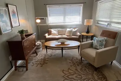 Image de Happy Days @ Two Oaks is a roomy  single story, mid century modern bungalow