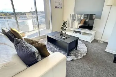 Image de Spacious & High in the Sky - 1bd 1bth Apt