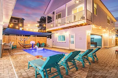 Image de Beach time! 2 Houses in 1 rental /3min walk2beach/Heated Pvt Pool/GolfCrt/GameRm