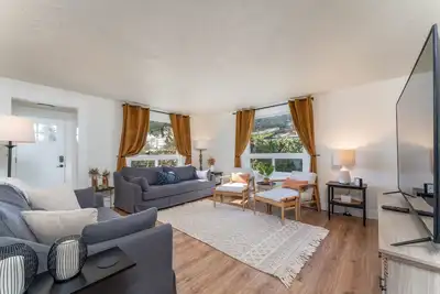 5 Bedroom Home Downtown, Close to shops!