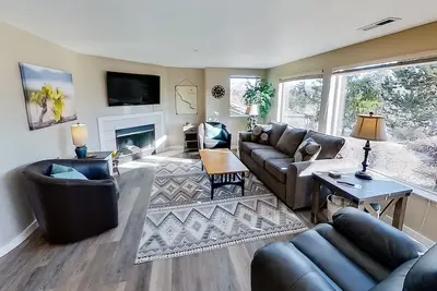 Image de Spacious condo near downtown with pool & hot tub access - close to the lake