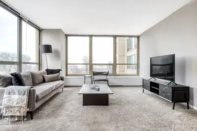 Image de Classic Lakeview 2br w/ Deck, Pool & Gym, nr Lincoln Park, by Blueground
