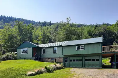 Image de Peaceful, mountain-view home with large deck, & grill - dog-friendly