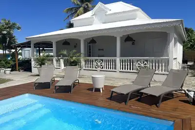 Image de Villa créole, jardin exotique, piscine privée, calme et près des commerces