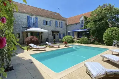 Grande maison chaleureuse -charme, confort et piscine- à 95 kms de Paris