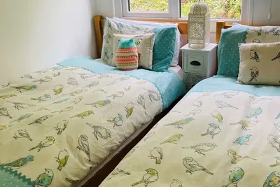 Image de Cosy chalet located 6 min walk from the beach!