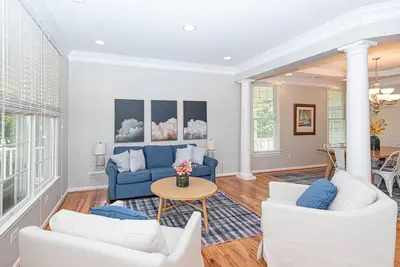 Image de Huge private 4 Bedroom Home in an enriched amenity community with indoor pool!