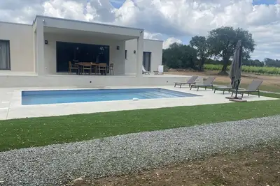 Image de modern villa with heated swimming pool on the edge of vineyards