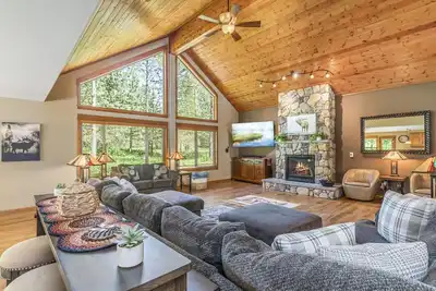 Image de Winter Warmth Awaits! Pets Ok | Crafted for Family Time!