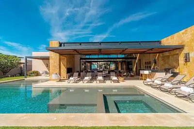 Image de Beachfront 6br Luxury Villa in Rc West Enclave!