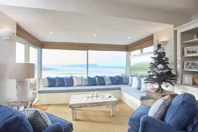 Image de Gorgeous 3 Bed, 2 Bath Beachside Flat in New Polzeath+Parking, Terrace, Sea Views
