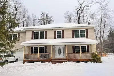 Image de Modern 5 Bedroom Pocono house - Jacuzzi - Gameroom - Near Lake - Golf Couse