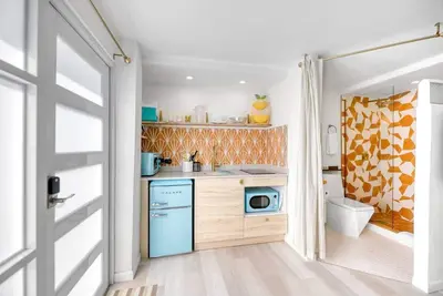 Image de Our Hibiscus Studio has a private entrance on the ground floor.