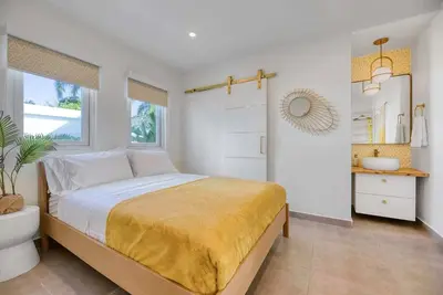 Image de Our Pineapple Suite is a 1-bedroom apartment with a private entrance.