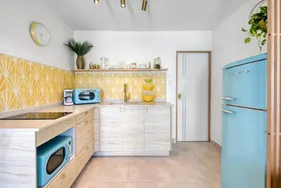 Image de Our Sunrise Suite is a 1-bedroom apartment located on the second floor.