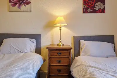 Cosy 3 Bed Terraced House - by Nmb Property
