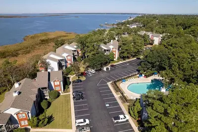 Image de LunaSea: First Floor Condo w\/ Sound Views, Community Pool & Tennis