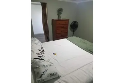 Image de 1 bedroom sleeps 4 in town with a country feel.