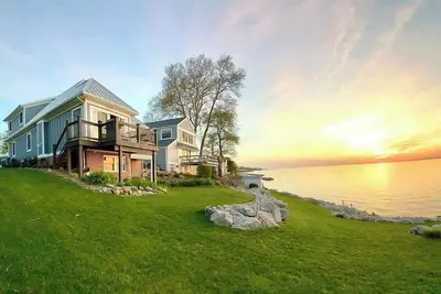 Image de The Sunset Cottage - Lakefront with Private Beach