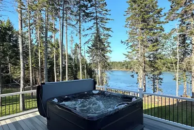 Image de New Build 2023 Waterfront Home near Acadia with Hot Tub