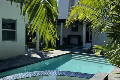 Image de Tropical Villa: Luxe Pool/Spa in Prime Location!