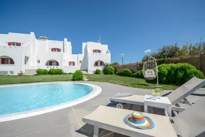 Image de Beautiful Naxos Villa | 4 Bedrooms | Villa Red | Wonderful Mountain View & Access to Swimming Pool | Plaka