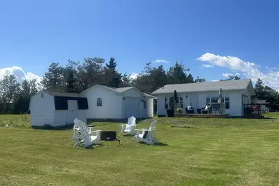 Image de Beautiful waterfront cottage on large property. Walking distance to Parlee Beach