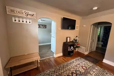 Image de Roomy single bedroom with a huge back yard