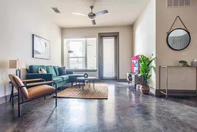 Luxurious 2br King Suite: Pool, Parking, Gym