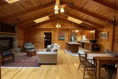 Image de Log cabin with lots of private space - 12mins from Omni Homestead!