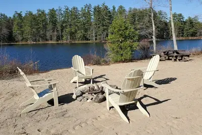 Image de Edgewater Escape · Secluded Wooded Waterfront Home Near Lake Winn.