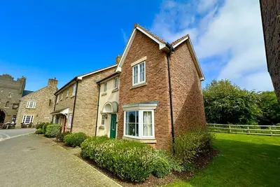 Lovely Coastal Cottage - Sleeping 5 in 2 bedrooms - Pool and Beach Access Included.