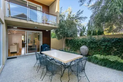 Image de You'll be close to the Cottesloe vibrancy and near enough to hear and see the ocean. This light-fill