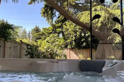 Image de HotTub! 5 minutes to the Seatac Airport + Large Private Backyard