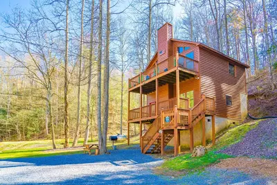 Image de Lucky Bear: Honeymoon, Secluded, Game Room, Wifi, Hot Tub, near Attractions!