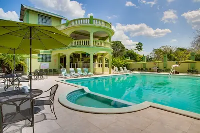Image de Nature trails, Spa, horse back riding, restaurant, Deluxe Room w/ Balcony - Mb