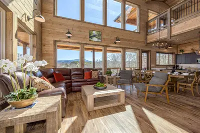 Image de Moonlight Ridge - Brand New Indoor Pool Cabin, Fire Pit, Hot Tub, Pigeon Forge