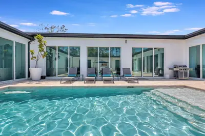 Image de 6br Sleeps 15 Pool Bbq Firepit Games Stables More!