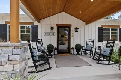 Image de 123 Washington · Quaint -Farmhouse style house in Downtown Monument