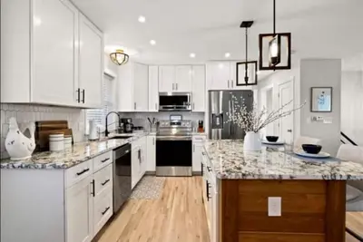 Image de 52 Front St · Hot Tub! Amazing Mountain views! Newly Remodeled