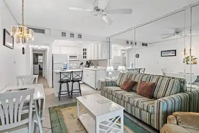 Image de Jetty View Enclosed Balcony! 1 Free Beach Chair Set Up Daily!