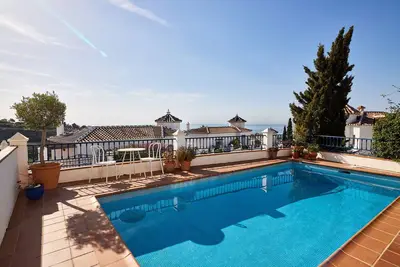 Image de Maison de Vacances « Villa Époustouflante avec Piscine Privée », Vue Mer & Wi-Fi