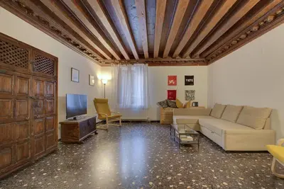 Rialto~Well in Venice