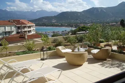 Image de Calvi centre : grande terrasse vue mer et montagne