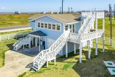 Image de Newly renovated home just a short walk to the beach